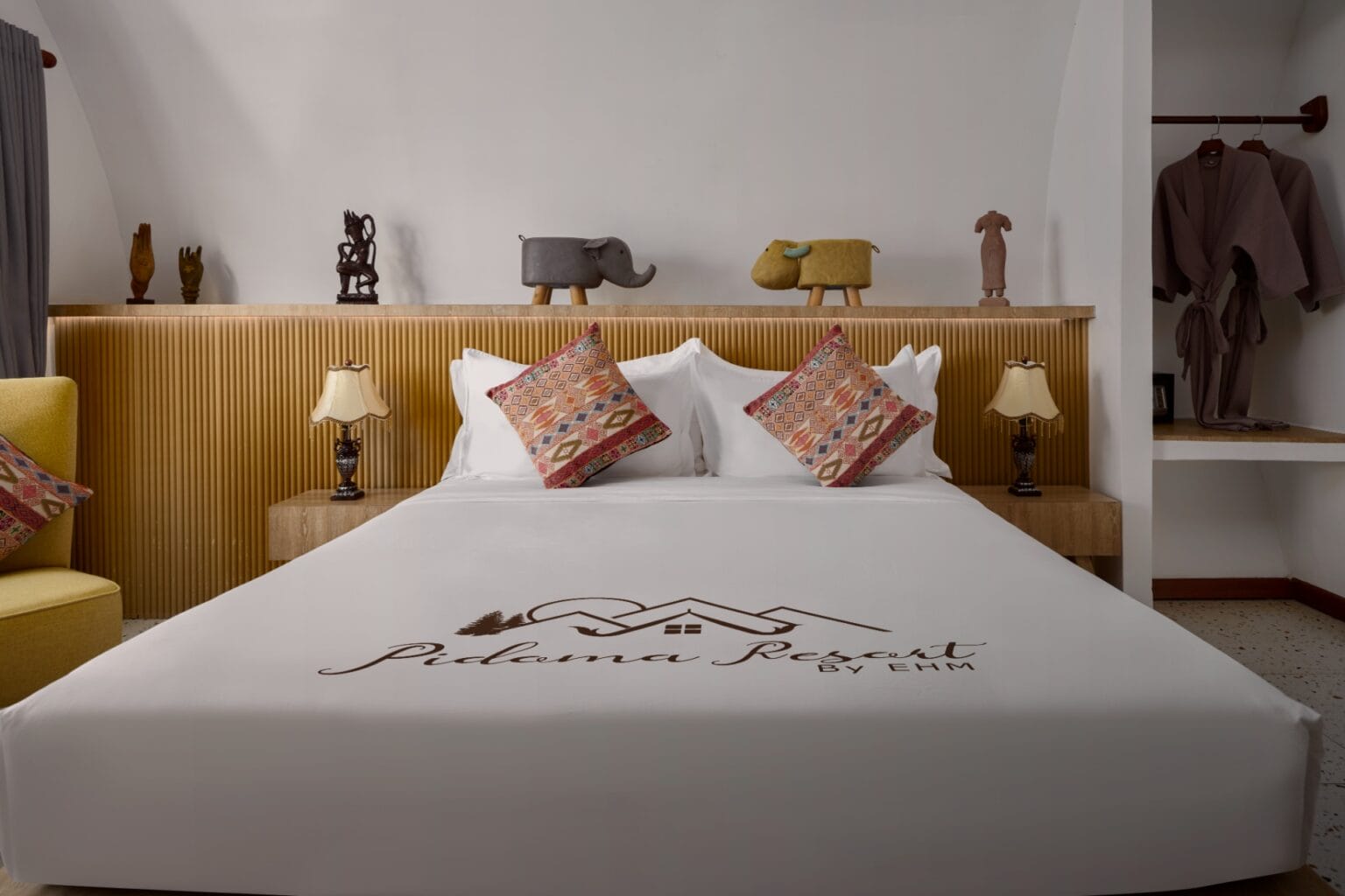 Tube Connecting Room - bed
