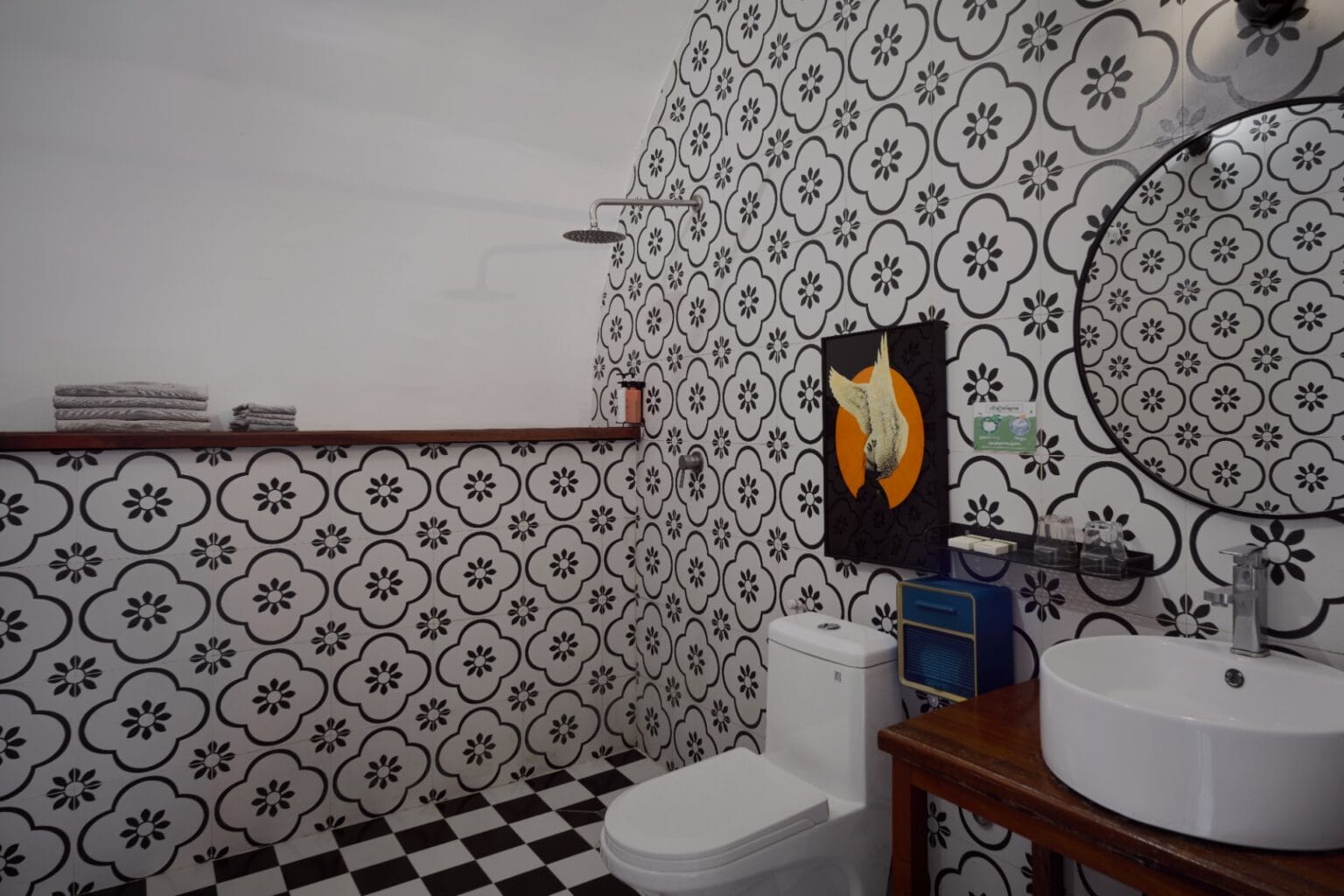 tube connecting room -bathroom